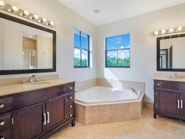 810 NW 104th Ave, Miami FL 33172