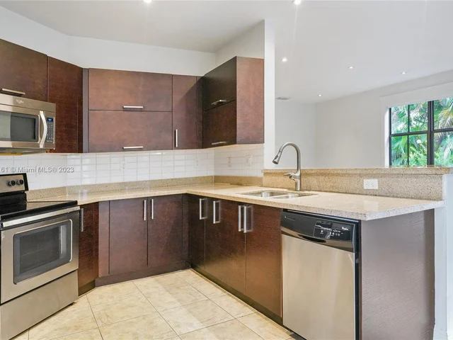 810 NW 104th Ave, Miami FL 33172