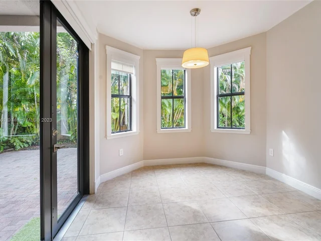 810 NW 104th Ave, Miami FL 33172