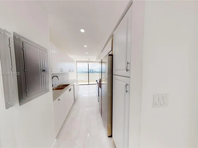 1000 W Island Blvd # 1812, Aventura FL 33160