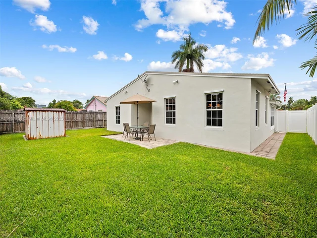 1024 NE 6th St, Hallandale Beach FL 33009