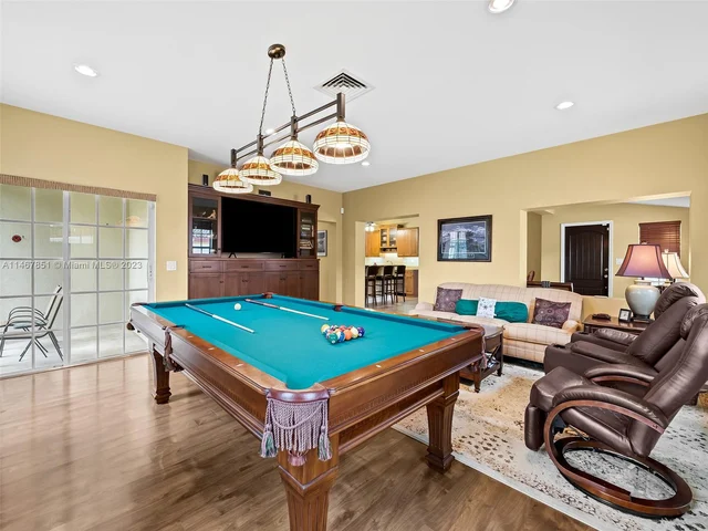 1024 NE 6th St, Hallandale Beach FL 33009