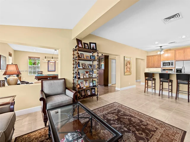 1024 NE 6th St, Hallandale Beach FL 33009