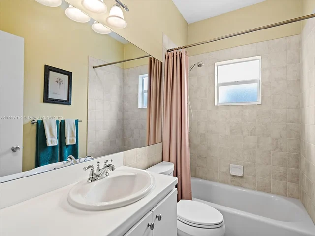 1024 NE 6th St, Hallandale Beach FL 33009