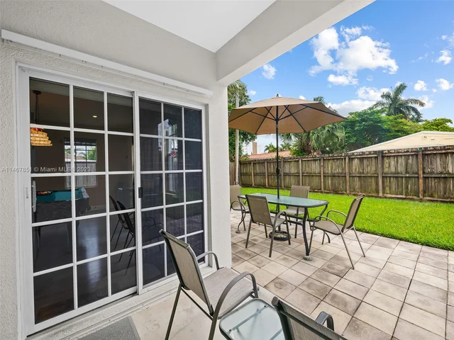 1024 NE 6th St, Hallandale Beach FL 33009