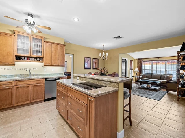 1024 NE 6th St, Hallandale Beach FL 33009