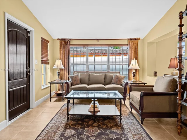 1024 NE 6th St, Hallandale Beach FL 33009