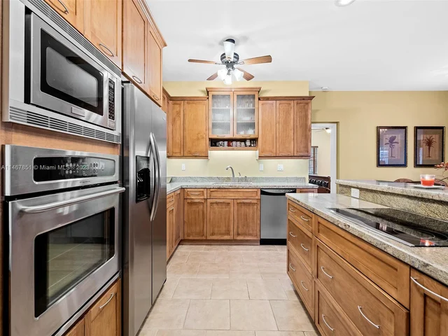 1024 NE 6th St, Hallandale Beach FL 33009