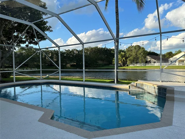 177 E Bayridge Dr, Weston FL 33326