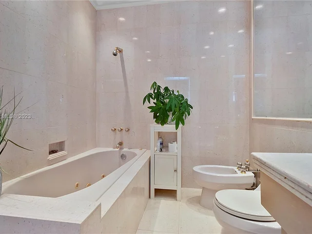 5640 Collins Ave # 8A, Miami Beach FL 33140