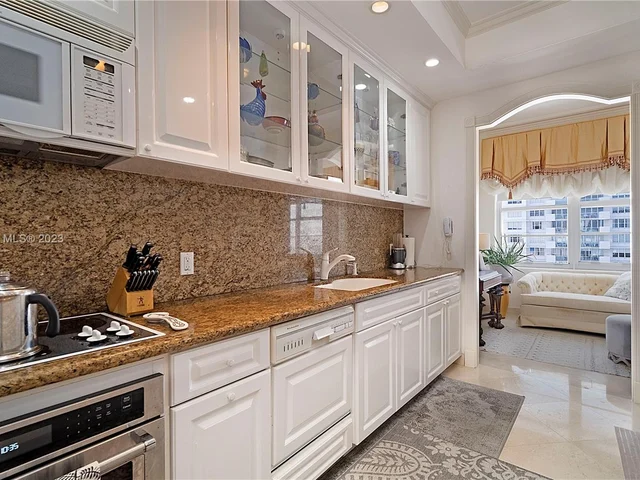 5640 Collins Ave # 8A, Miami Beach FL 33140