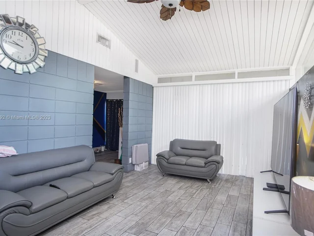 4431 NW 36th St, Lauderdale Lakes FL 33319