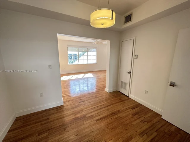 2840 Pine Tree Dr # 5, Miami Beach FL 33140