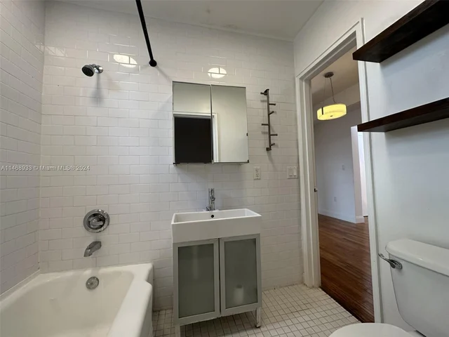 2840 Pine Tree Dr # 5, Miami Beach FL 33140