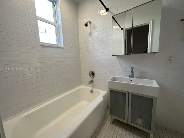 2840 Pine Tree Dr # 5, Miami Beach FL 33140