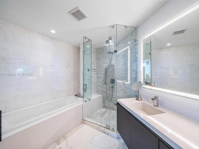 851 NE 1st Ave # 5106, Miami FL 33132