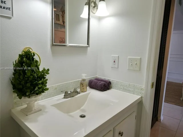 5600 N Flagler Dr # 206, West Palm Beach FL 33407