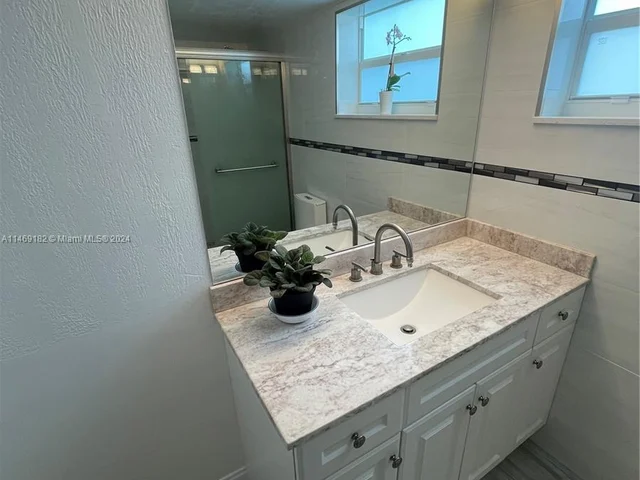 1660 NE 191st St # 1, Miami FL 33179