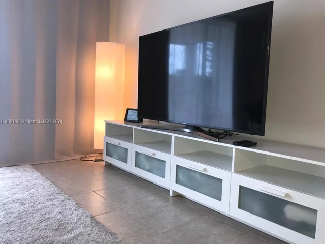 1660 NE 191st St # 1, Miami FL 33179