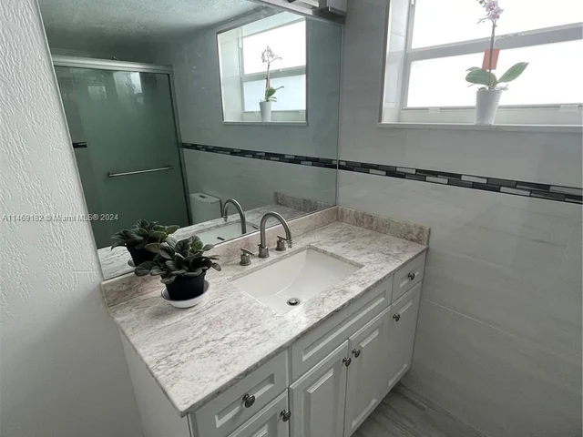 1660 NE 191st St # 1, Miami FL 33179