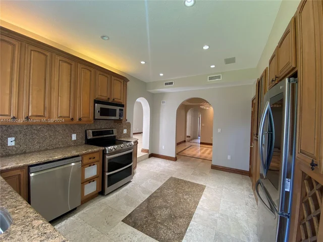 5845 N Bay Rd, Miami Beach FL 33140