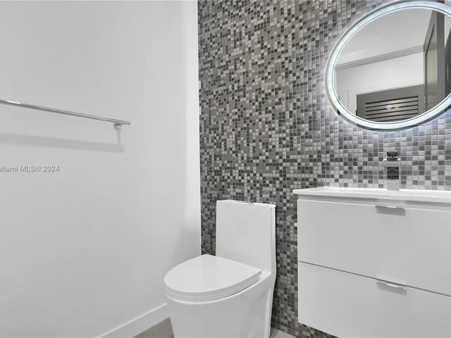 1071 NE 86th St, Miami FL 33138