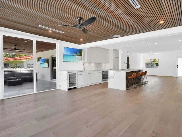 1071 NE 86th St, Miami FL 33138