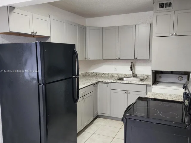 20 NW 7th Ave # 1, Pompano Beach FL 33069