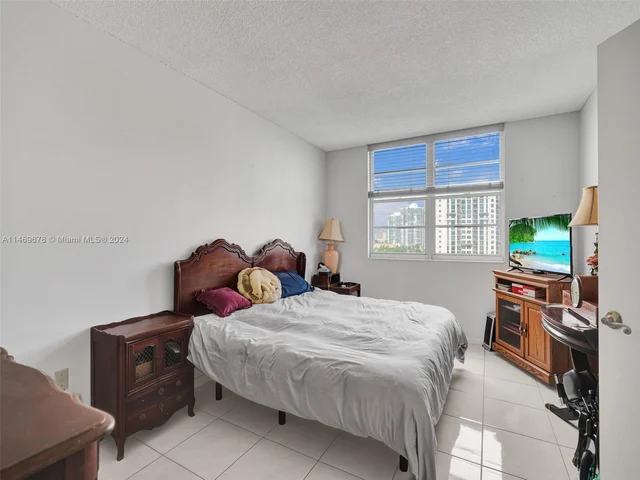 300 Bayview Dr # 901, Sunny Isles Beach FL 33160