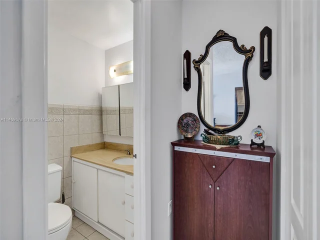 300 Bayview Dr # 901, Sunny Isles Beach FL 33160