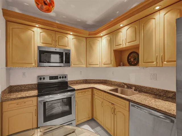 300 Bayview Dr # 901, Sunny Isles Beach FL 33160