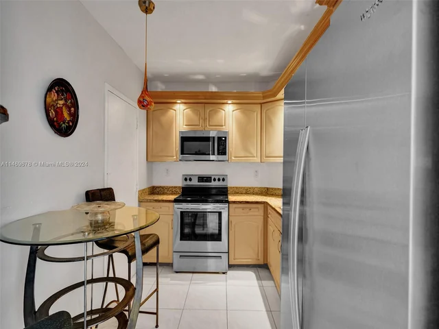 300 Bayview Dr # 901, Sunny Isles Beach FL 33160