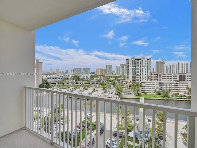 300 Bayview Dr # 901, Sunny Isles Beach FL 33160