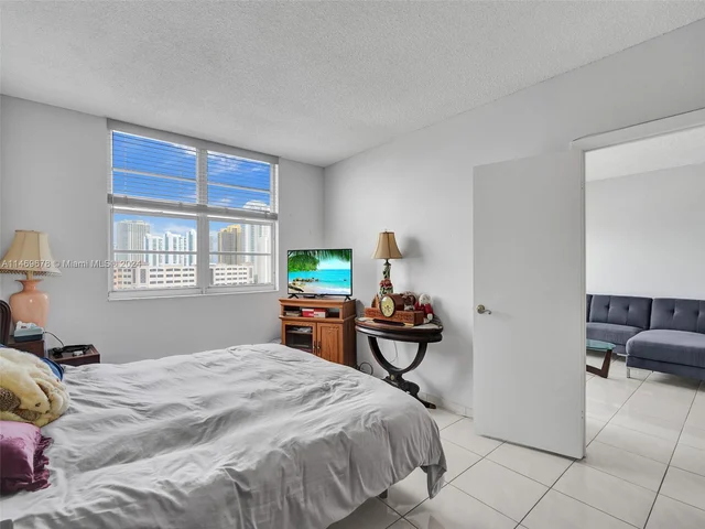 300 Bayview Dr # 901, Sunny Isles Beach FL 33160