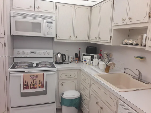 1980 S Ocean Dr # 8D, Hallandale Beach FL 33009