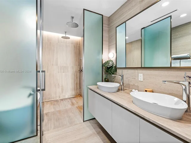 5775 Collins Ave # 1705, Miami Beach FL 33140