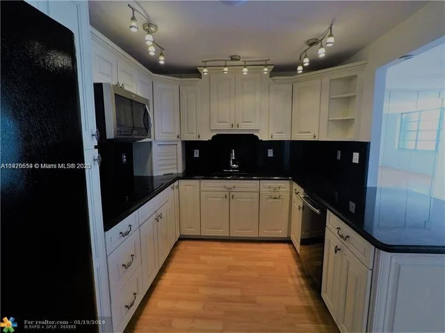 2780 NE 183rd St # 404, Aventura FL 33160