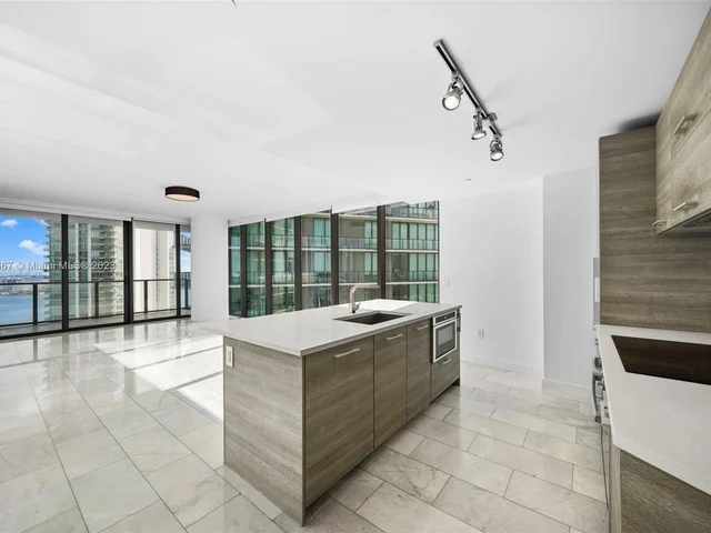 650 NE 32nd St # 3901, Miami FL 33137