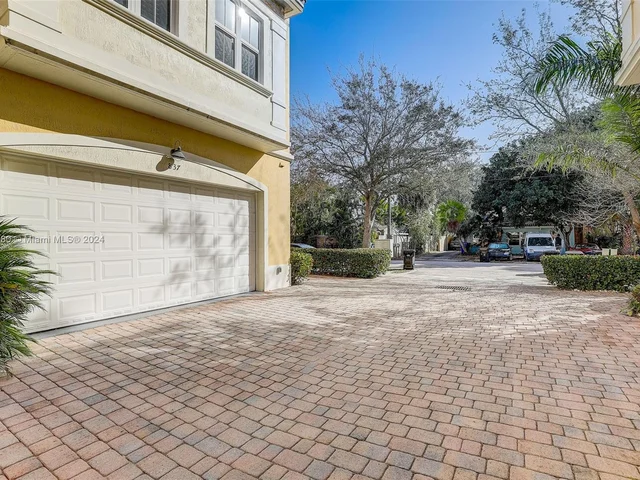 837 NE 16th Ter, Fort Lauderdale FL 33304