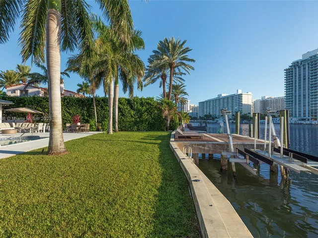 5529 Pine Tree Dr, Miami Beach FL 33140