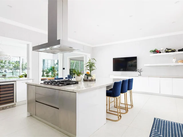 5529 Pine Tree Dr, Miami Beach FL 33140