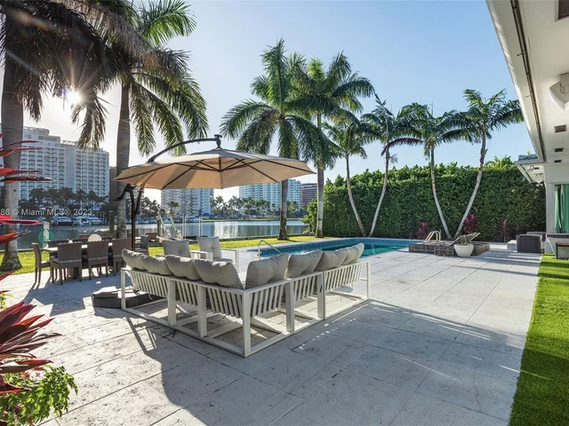 5529 Pine Tree Dr, Miami Beach FL 33140