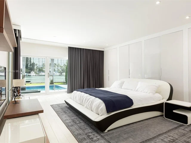 5529 Pine Tree Dr, Miami Beach FL 33140