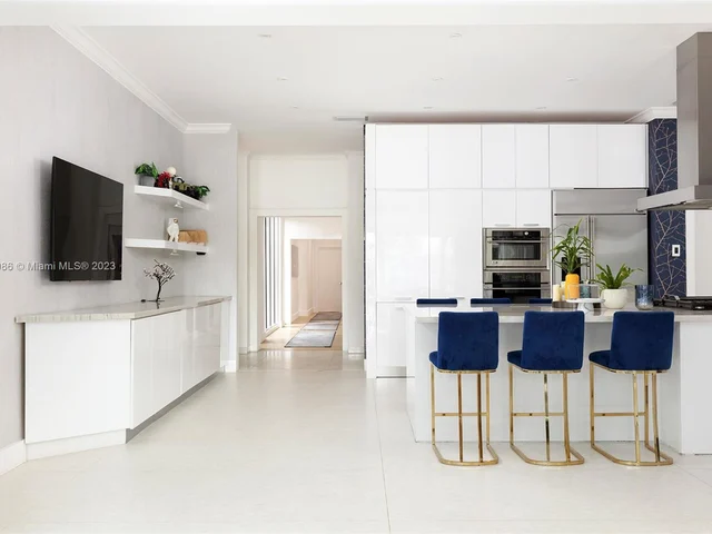 5529 Pine Tree Dr, Miami Beach FL 33140