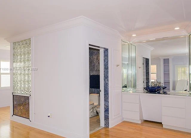 10875 N BAYSHORE DR, Miami FL 33161