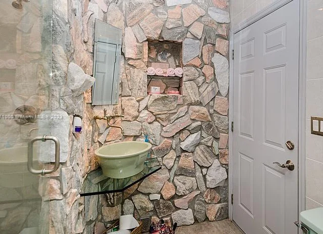 10875 N BAYSHORE DR, Miami FL 33161