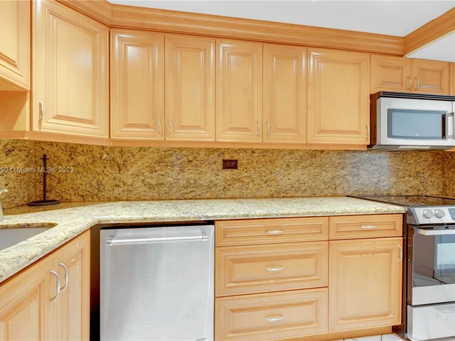 6039 Collins Ave # 408, Miami Beach FL 33140