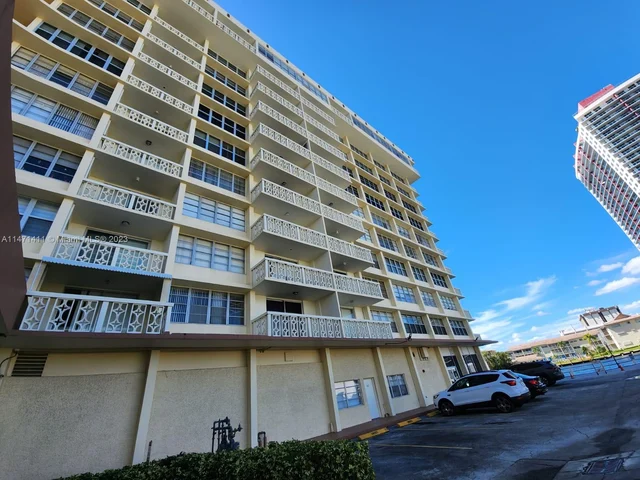 1817 S Ocean Dr, Hallandale Beach FL 33009