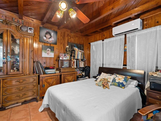 1061 NE 137th St, North Miami FL 33161