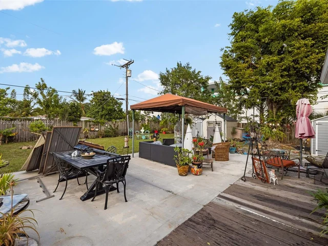 1061 NE 137th St, North Miami FL 33161